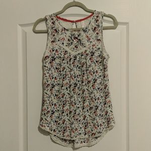 Sleeveless floral and lace tunic